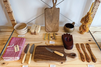 Housewares here include hand-crafted boards, candles and Pallarés knives from Solsona, 