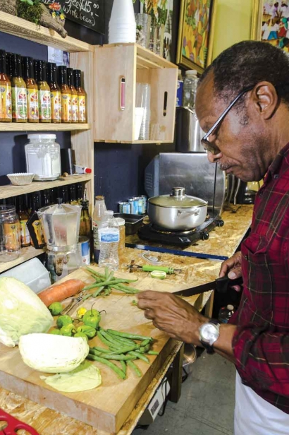 Laguerre slices cabbage in thin slices