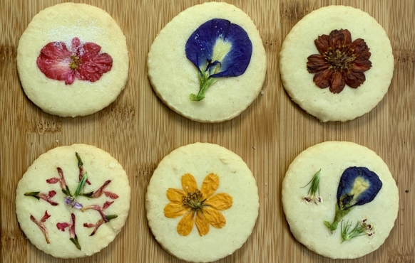 Flowery shortbread cookies