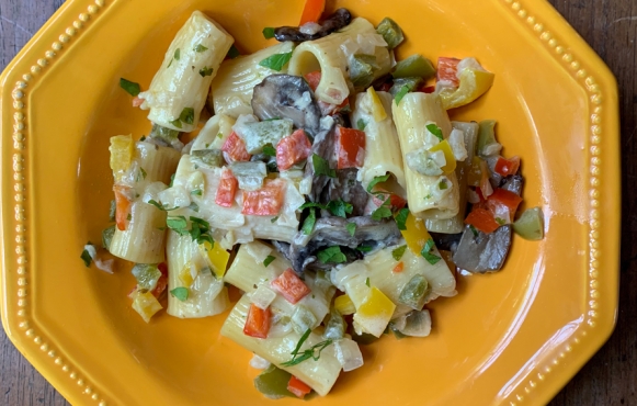 Rigatoni with peppers and mushrooms