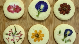 Flowery shortbread cookies