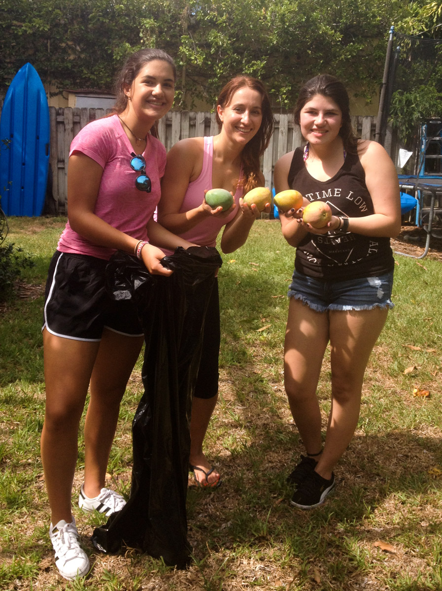 mangos-share-volunteers.jpg