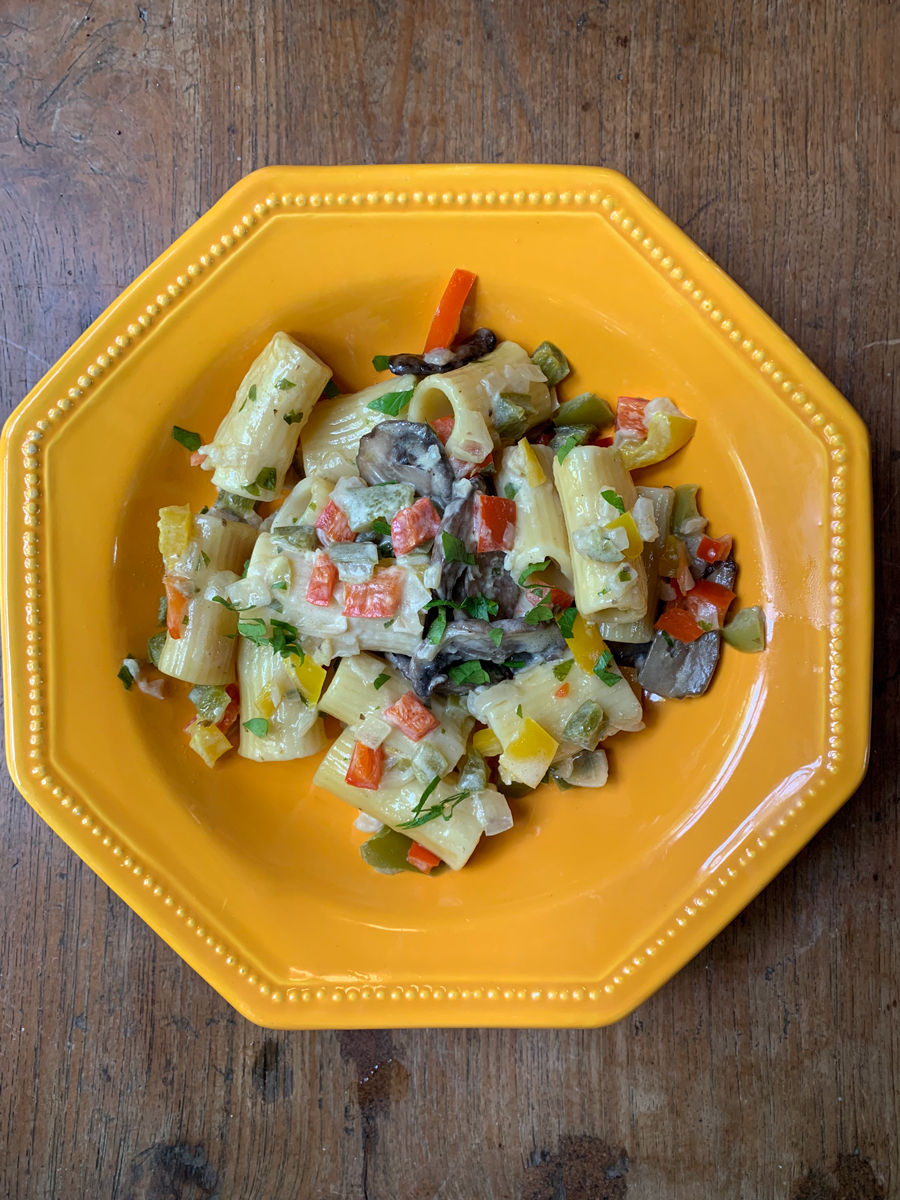 Rigatoni with peppers and mushrooms